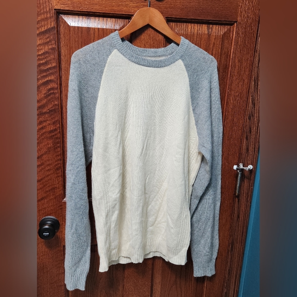 Old Navy Men's sweater